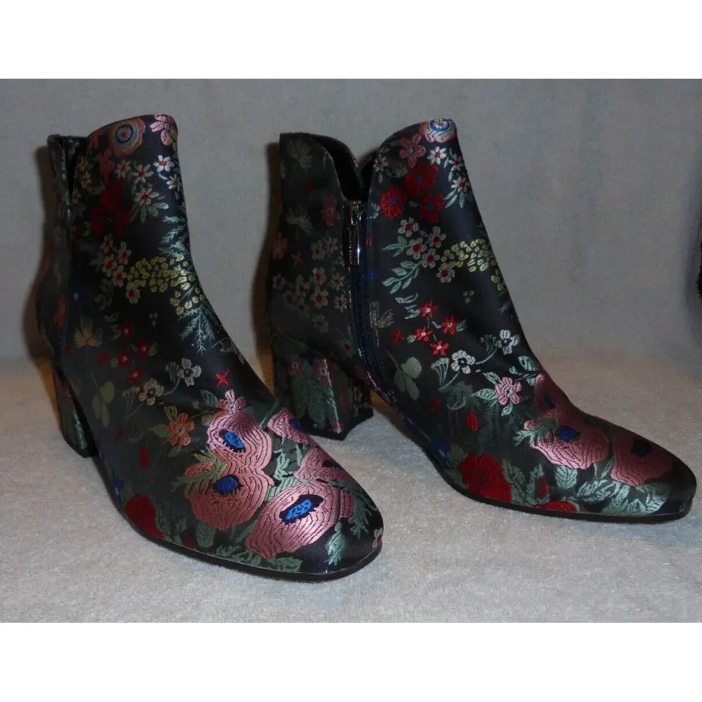 Vince Camuto Boots Floral Embroidered Block Heels‎ Womens 6.5M